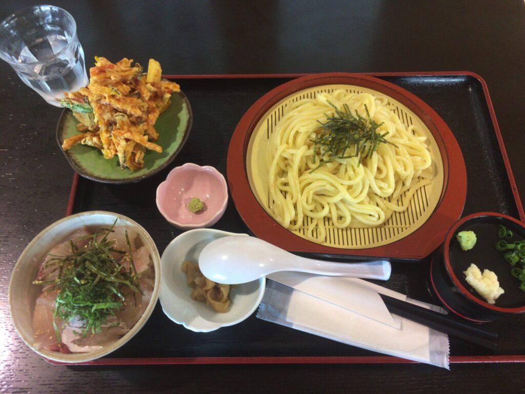 道の駅桜島のミニカンパチ丼とうどんの満足セット