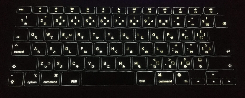 MacBookのキーボードライトの輝度が１００％の時の写真