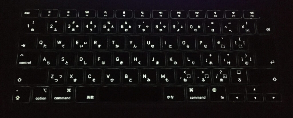 MacBookのキーボードライトの輝度が５％の時の写真