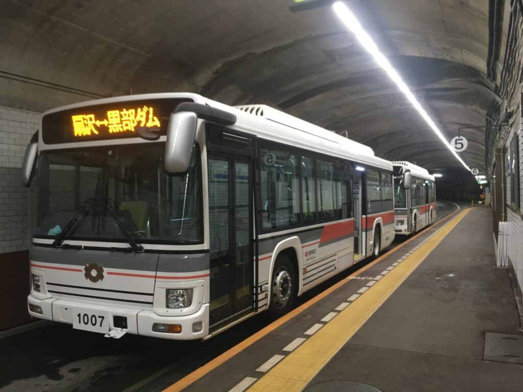 扇沢駅と黒部ダムの電気バス