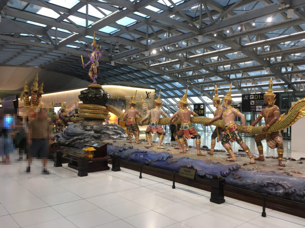 バンコクスワンナプーム空港の龍の造形物